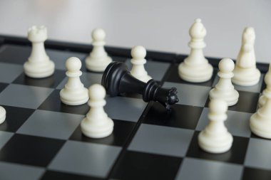 Beyaz arka plan ile gemide Satranç taşları, başarı İş Stratejisi tahrik