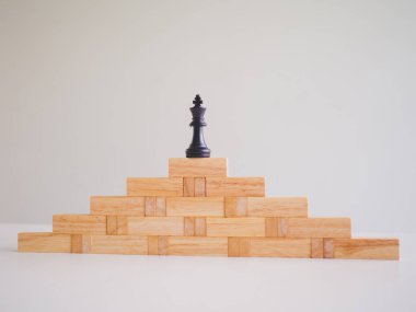 Mimari model ile Ahşap blok kulenin tepesinde satranç, Planlama Alternatif Risk ve İş Stratejisi kavramı