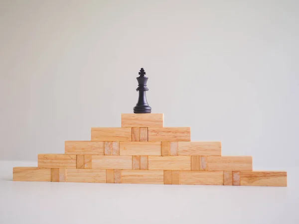Šachy na vrcholu dřevěné blokové věže s modelem architektury, plánování alternativních rizik a strategie v obchodní koncepci — Stock fotografie