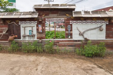 Antik pulluk ekipmanları ve çanak çömlek su sürahi ile dekore duvar resimleri