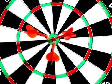 Hedef boğa gözüne üç kırmızı dart odak, zorlu iş hedefleri ayarı ve takım çalışması kavramı ile hedefe ulaşmak için hazır