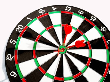 Hedef boğa gözüne üç kırmızı dart odak, zorlu iş hedefleri ayarı ve takım çalışması kavramı ile hedefe ulaşmak için hazır