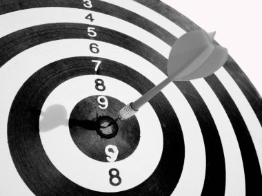 boğa gözüne bir dart odak ile siyah ve beyaz Hedef, Zorlu iş hedefleri ayarı Ve hedefe ulaşmak için hazır