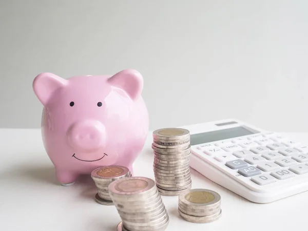 Pink Piggy banco e calculadora com pilha de moedas, economizando dinheiro para o futuro plano e conceito de fundo de aposentadoria — Fotografia de Stock