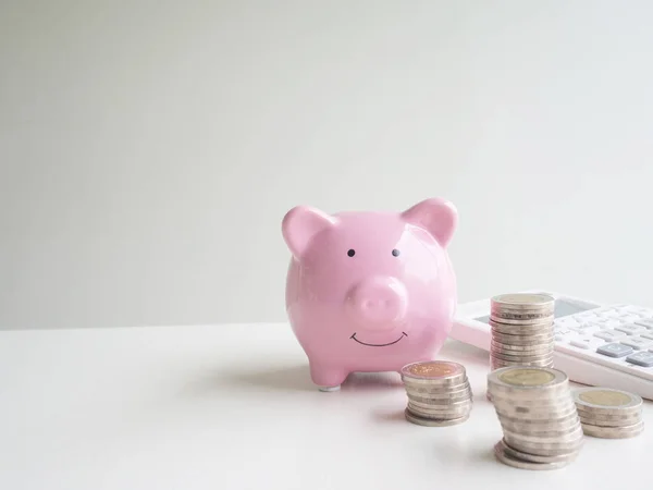Pink Piggy banco e calculadora com pilha de moedas, economizando dinheiro para o futuro plano e conceito de fundo de aposentadoria — Fotografia de Stock