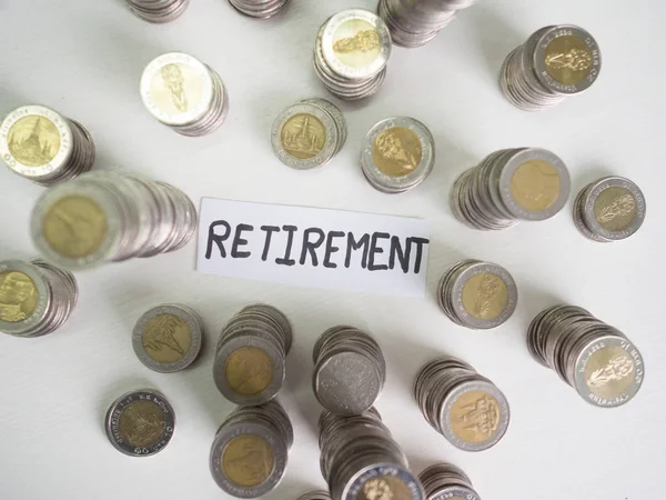 白い退職紙とコインの山、将来の計画と退職基金の概念のためのお金を節約 — ストック写真
