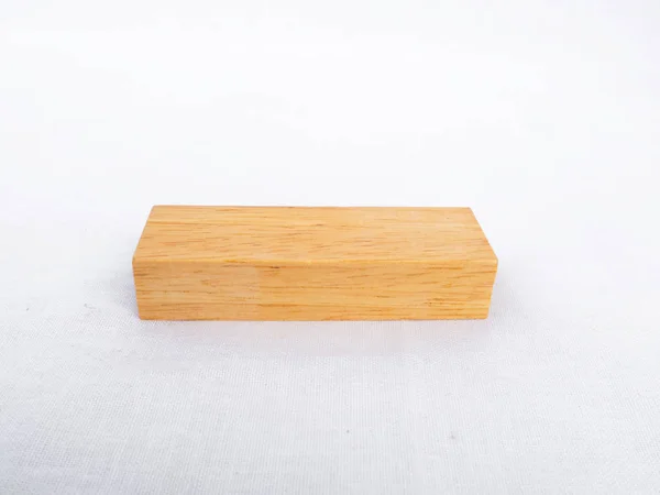 Un bloque de madera aislado sobre fondo blanco — Foto de Stock