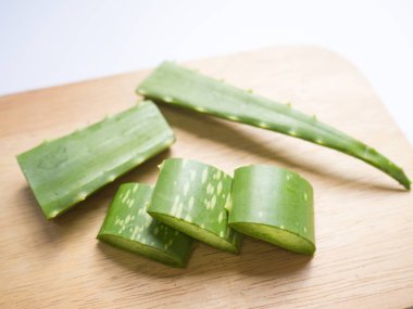 aloe vera yıldız kaktüs slayt Kahverengi ahşap arka plan üzerinde izole