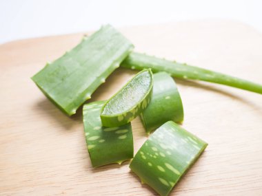 aloe vera yıldız kaktüs slayt Kahverengi ahşap arka plan üzerinde izole