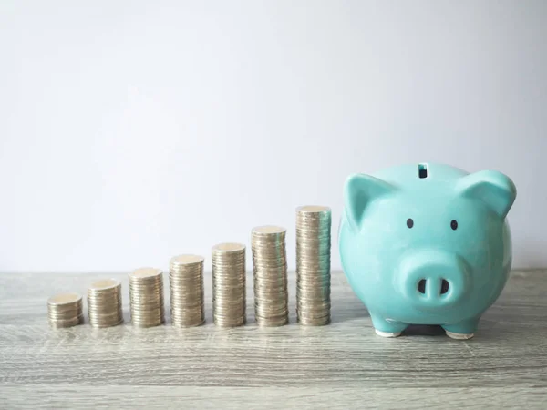 Banco piggy azul com gráfico de crescimento de pilha de moedas, economizando dinheiro para o futuro plano de investimento e conceito de fundo de aposentadoria — Fotografia de Stock