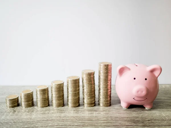 Pink piggy bank with coins pile growth graph, saving money for future investment plan and retirement fund concept — Stock Photo, Image