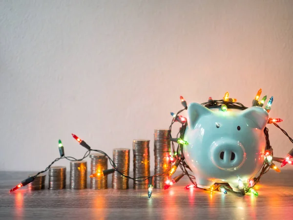 Blaues Sparschwein mit Münzen stapelt Wachstumsdiagramm und Party-Lichter, freudiges Sparen für zukünftigen Investitionsplan und Rentenfondskonzept — Stockfoto