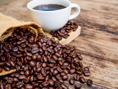 Kahve çekirdekleri torbadan dökülüyor. Tazeliğe hazır ve iş adamının yanında.