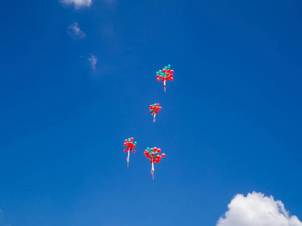 4 связки красных и зеленых воздушных шаров Плавают красиво в небо, бесплатно на праздник концепции — стоковое фото
