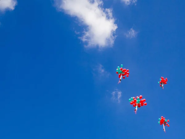 4 связки красных и зеленых воздушных шаров Плавают красиво в небо, бесплатно на праздник концепции — стоковое фото