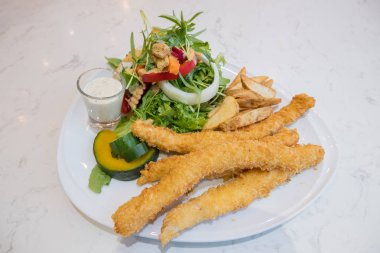 Parmak balığı bifteği ve organik sebze salatası beyaz yemek için hazır.