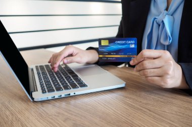 İnternet üzerinden alışveriş yapmak için kredi kartı ve internet bankacılığı yoluyla iş kadını harcamaları