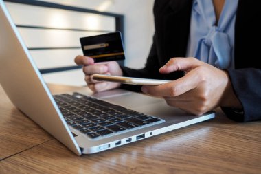İnternet üzerinden alışveriş yapmak için kredi kartı ve internet bankacılığı yoluyla iş kadını harcamaları