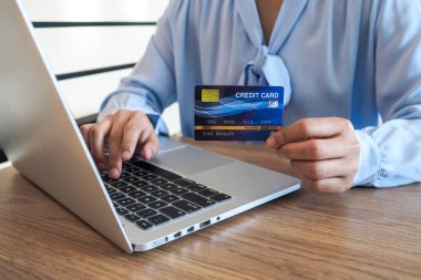 İnternet üzerinden alışveriş yapmak için kredi kartı ve internet bankacılığı yoluyla iş kadını harcamaları