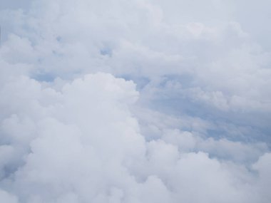 Mavi gökyüzü olan uçak penceresinden bulutlar