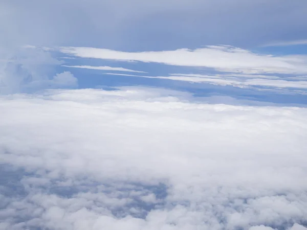 蓝天的飞机窗上的云彩 — 图库照片