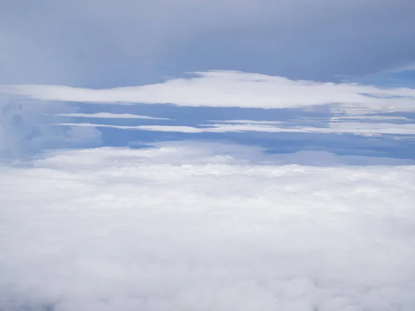 Nubes de la ventana del avión con cielo azul — Foto de Stock