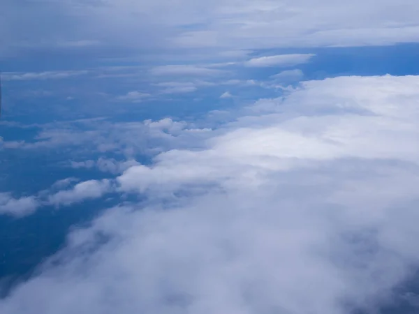 Nuages de la fenêtre de l'avion avec ciel bleu — Photo