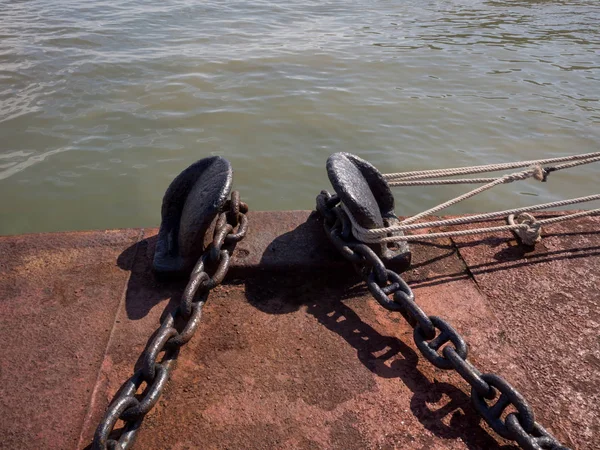 Eisenkette auf einem rostigen Stahlfloß, Anker am Backbordschwimmer — Stockfoto