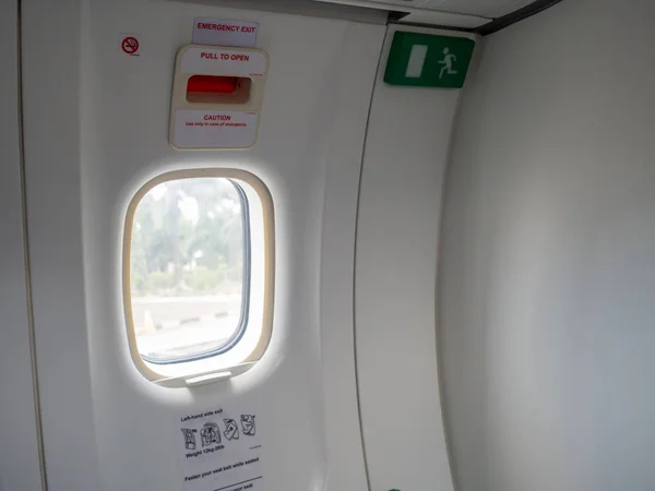 Portas de saída de emergência no avião com o método de abertura da porta — Fotografia de Stock