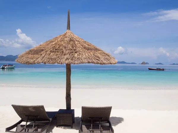 Asientos con refugio solar en la playa de arena blanca vista al mar, Planes de viaje después de la jubilación de los empresarios — Foto de Stock