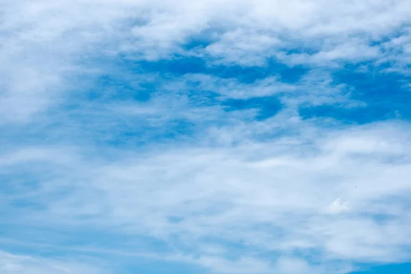 Nuages Blancs Dans Beau Ciel Bleu — Photo