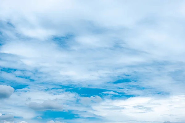 Nuages Blancs Dans Beau Ciel Bleu — Photo