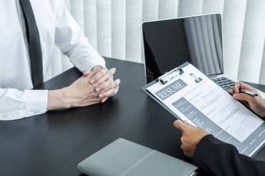 Ofis yöneticileri toplantı odasında iş başvurusunda bulunanlarla görüşüyor..