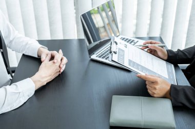 Ofis yöneticileri toplantı odasında iş başvurusunda bulunanlarla görüşüyor..