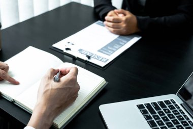 Ofis yöneticileri toplantı odasında iş başvurusunda bulunanlarla görüşüyor..