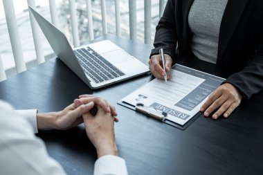 Ofis yöneticileri toplantı odasında iş başvurusunda bulunanlarla görüşüyor..