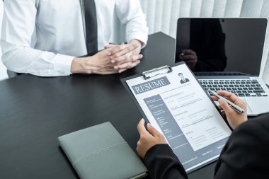 Ofis yöneticileri toplantı odasında iş başvurusunda bulunanlarla görüşüyor..