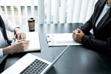 Ofis yöneticileri toplantı odasında iş başvurusunda bulunanlarla görüşüyor..