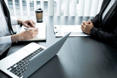 Ofis yöneticileri toplantı odasında iş başvurusunda bulunanlarla görüşüyor..