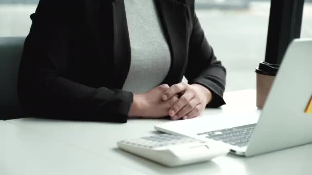 Geschäftsfrau Schwarzen Anzug Tippt Laptop Konzept Arbeitet Von Hause Aus — Stockvideo