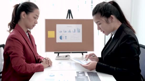 Kaksi Liiketoiminnan Naiset Ovat Analysoineet Kaavion Asettaa Tavoitteita Uuden Johdon — kuvapankkivideo