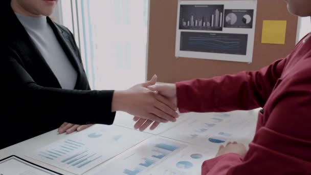 チャートを分析した後 手を振る2人のビジネス女性は 新しい管理の成功のためのターゲットを設定 — ストック動画