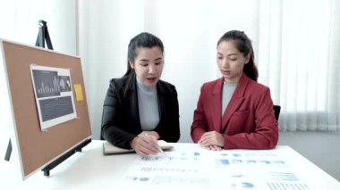 İki iş kadını haritayı analiz etti, yeni yönetim başarısı için hedefler belirledi..