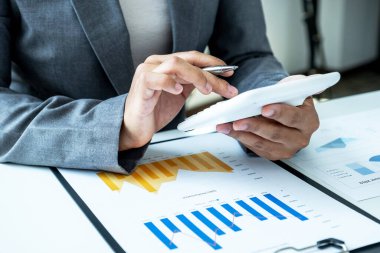 İş kadını, zorlu iş hedefleri belirleme ve hedefe ulaşma grafiğini analiz etti.