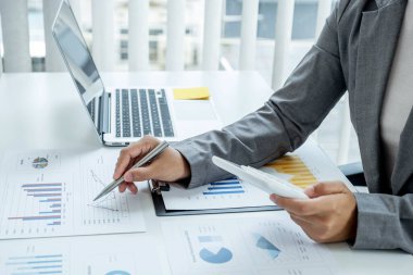 İş kadını, zorlu iş hedefleri belirleme ve hedefe ulaşma grafiğini analiz etti.