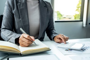 İş kadını, zorlu iş hedefleri belirleme ve hedefe ulaşma grafiğini analiz etti.