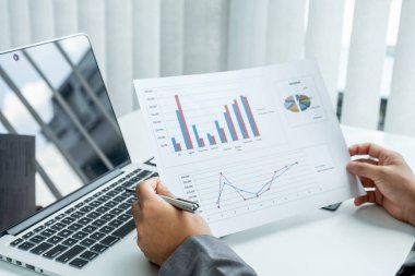 İş kadını, zorlu iş hedefleri belirleme ve hedefe ulaşma grafiğini analiz etti.