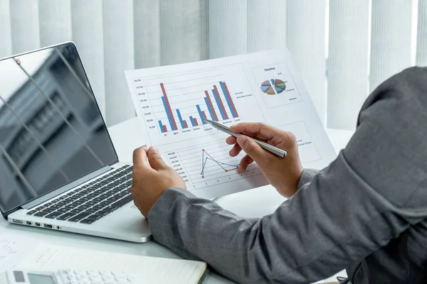 Business Woman Analyzed Chart Setting Challenging Business Goals Ready Achieve — Stock Photo, Image