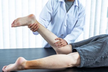 Fizik tedavi, hastanedeki hastalar için bacak terapisi yapmaktır..