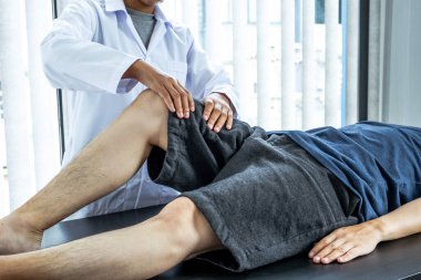 Fizik tedavi, hastanedeki hastalar için bacak terapisi yapmaktır..